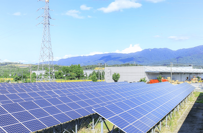 工場の屋根に太陽光発電